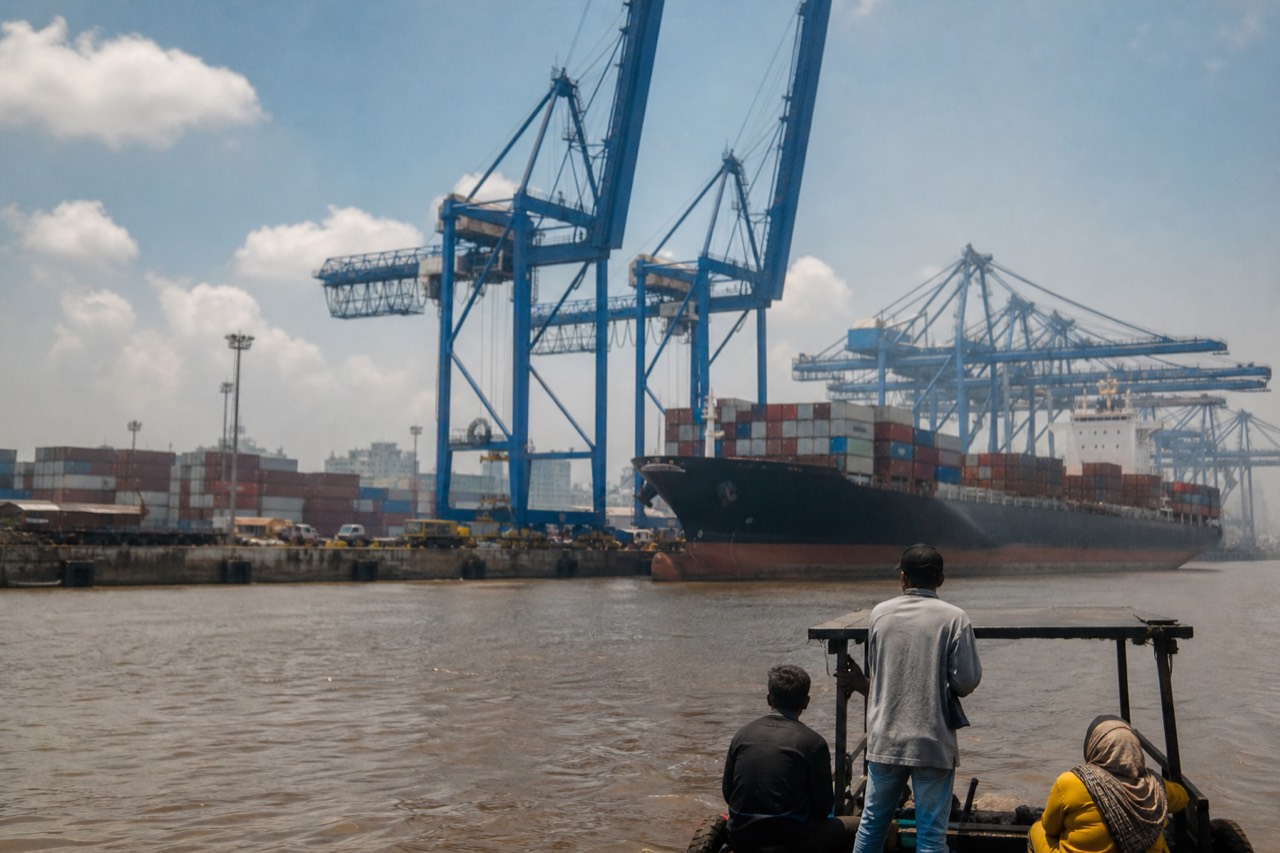 Cargo cranes and container ships along the Savannah River, no text, no logos, no people.